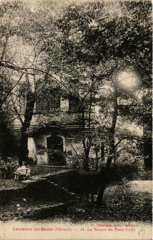 Carte postale ancienne Lamalou-les-Bains La Source du Petit-Vichy à Lamalou-les-Bains