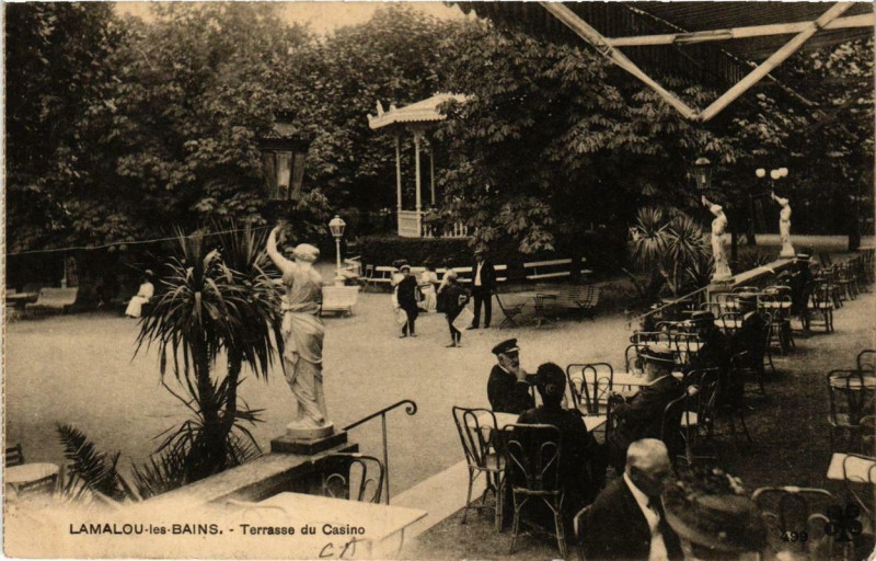 Carte postale ancienne Lamalou-les-Bains Terrasse du Casino à Lamalou-les-Bains
