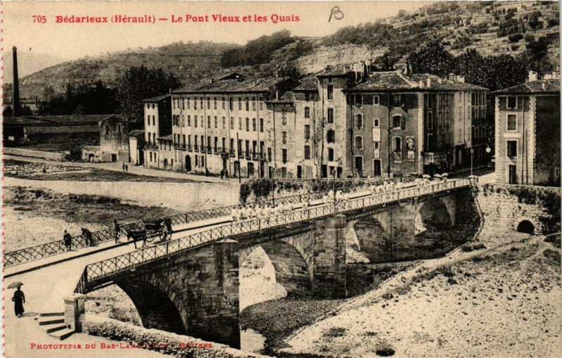 Carte postale ancienne Bedarieux Le Pont Vieux et les Quais à Bédarieux