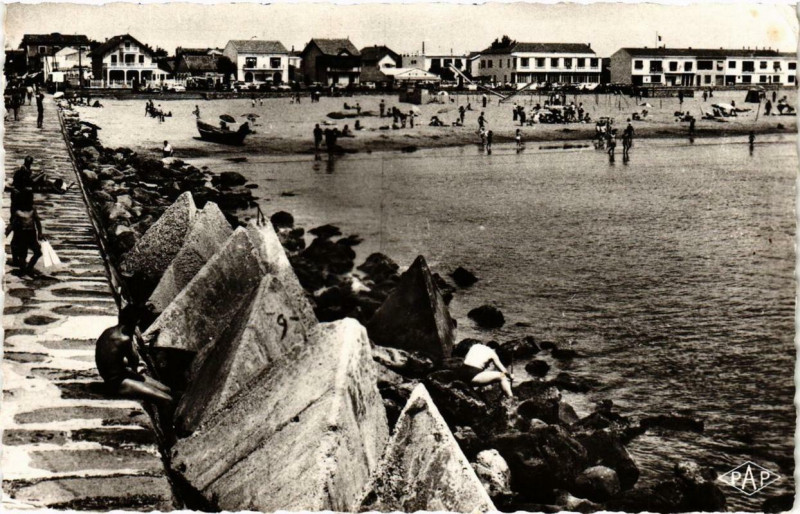 Carte postale ancienne Le Grau-d'Agde La Jetée et la Plage à Agde