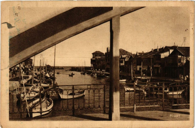 Carte postale ancienne Palavas-les-Flots Vue d'ensemble des deux Rives à Palavas-les-Flots