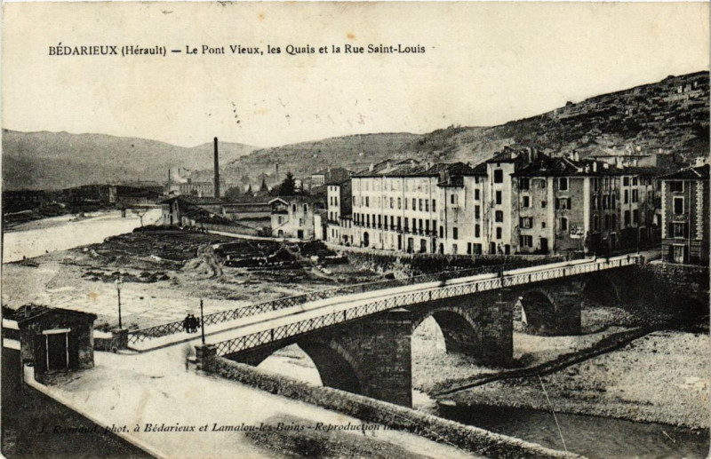 Carte postale ancienne Bedarieux Le Pont Vieux les Quais et la Rue Saint-Louis à Bédarieux