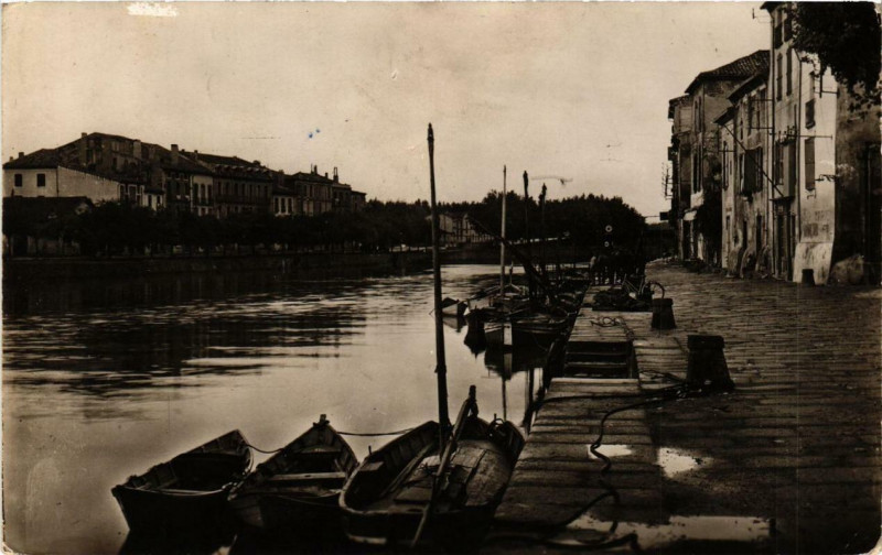 Carte postale ancienne Agde Quai du Commandant Mages à Agde