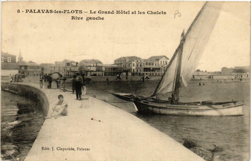 Carte postale ancienne Palavas-les-Flots Le Grand Hotel et les Chalets rive gauche à Palavas-les-Flots