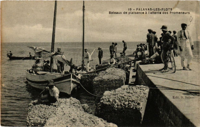 Carte postale ancienne Palavas-les-Flots Bateaux de plaisance a l'attente à Palavas-les-Flots