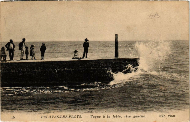 Carte postale ancienne Palavas-les-Flots Vague a la Jetée Rive Gauche à Palavas-les-Flots