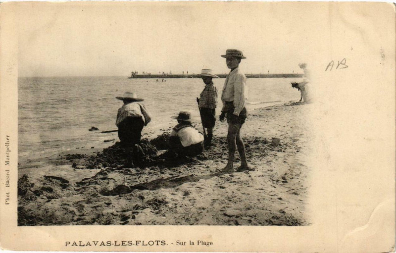 Carte postale ancienne Palavas-les-Flots Sur la Plage à Palavas-les-Flots