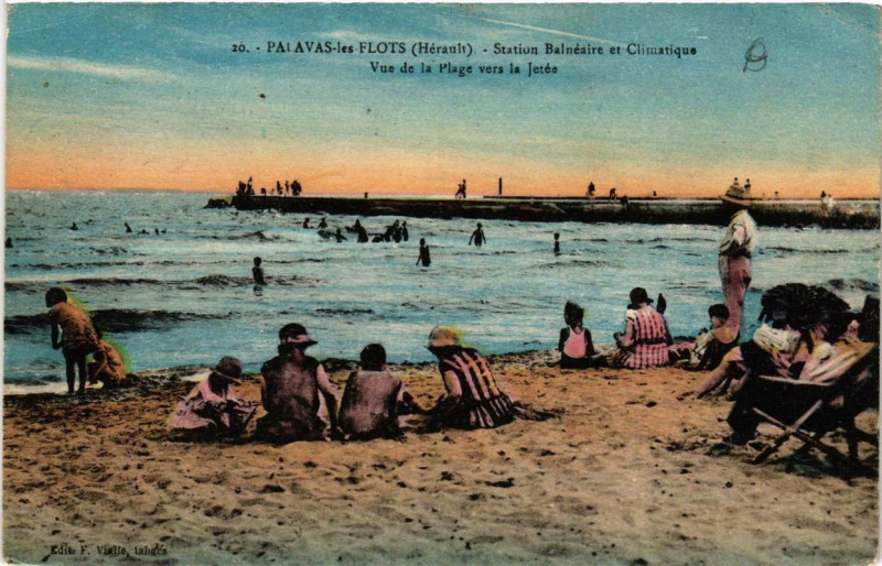 Carte postale ancienne Palavas-les-Flots Vue de la Plage vers la Jetée à Palavas-les-Flots