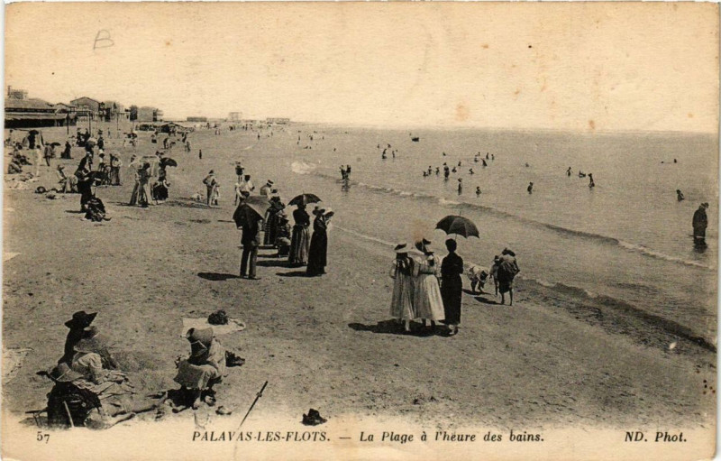 Carte postale ancienne Palavas-les-Flots La Plage a l'heure des bains à Palavas-les-Flots