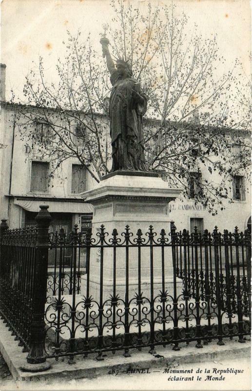 Carte postale ancienne Lunel Monument de la Reublique eclairant le Monde à Lunel