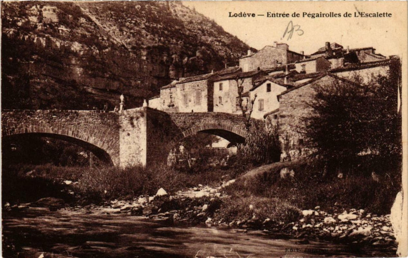 Carte postale ancienne Lodeve Entrée de Pégairolles de l'Escalette à Lodève