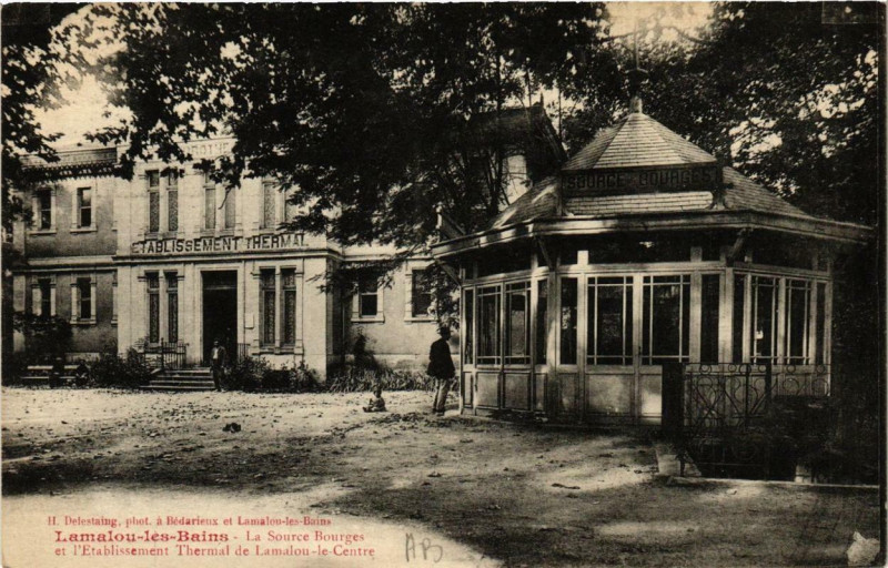 Carte postale ancienne Lamalou-les-Bains La Source Bourges et l'Etabl. Thermal à Lamalou-les-Bains