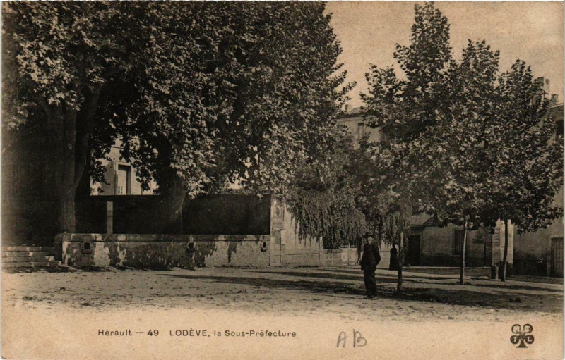Carte postale ancienne Lodeve La Sous-Préfecture à Lodève