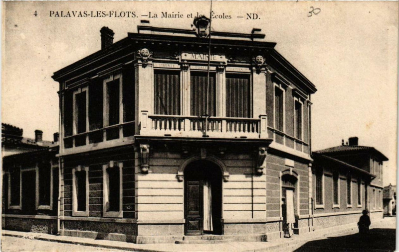 Carte postale ancienne Palavas-les-Flots La Mairie et les Ecoles à Palavas-les-Flots