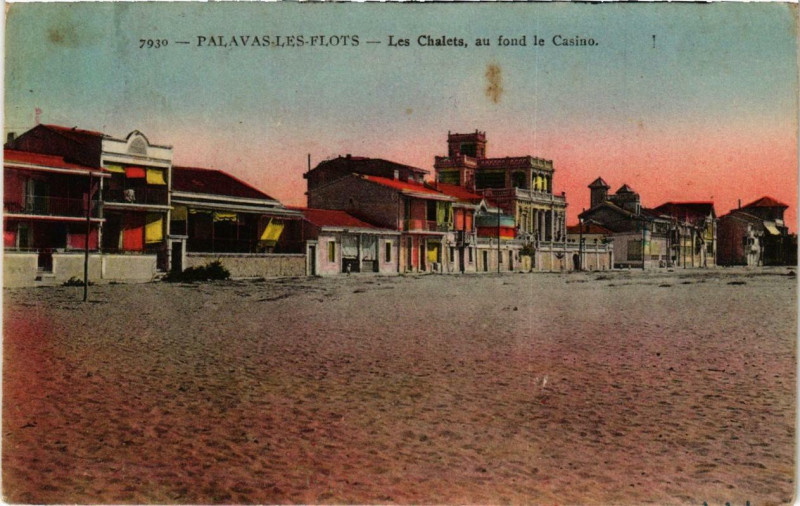 Carte postale ancienne Palavas-les-Flots Les Chalets au fond le Casino à Palavas-les-Flots