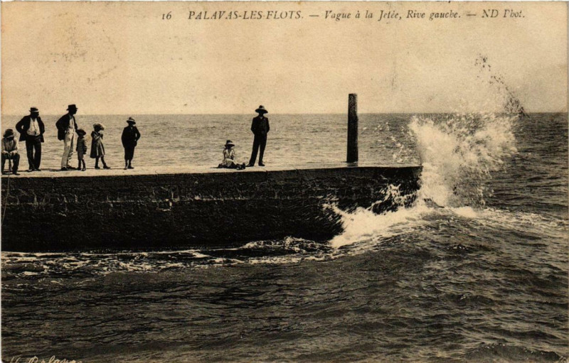 Carte postale ancienne Palavas-les-Flots Vague a la Jetée Rive Gauche à Palavas-les-Flots