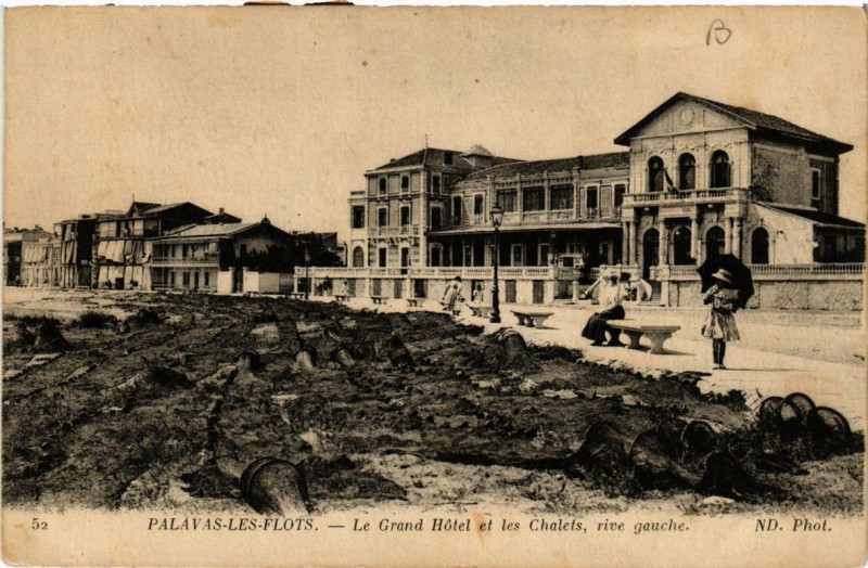 Carte postale ancienne Palavas-les-Flots Le Grand Hotel et les Chalets rive gauche à Palavas-les-Flots