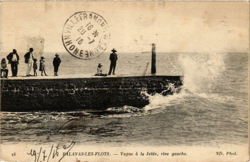Carte postale ancienne Palavas-les-Flots Vague a la Jetée Rive Gauche à Palavas-les-Flots