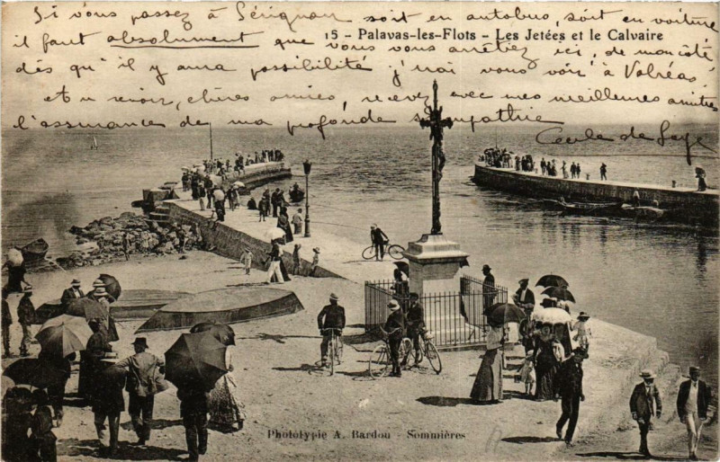 Carte postale ancienne Palavas-les-Flots Les Jetées et le Calvaire à Palavas-les-Flots