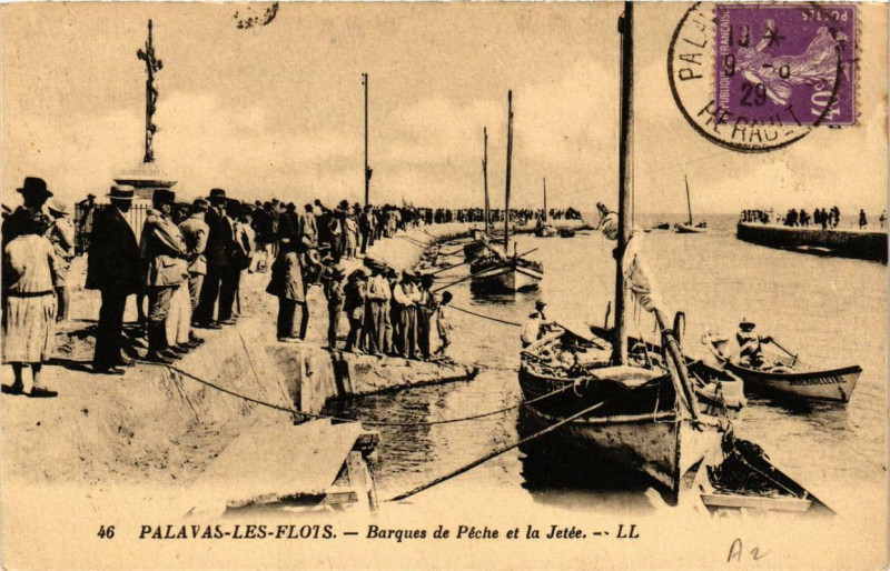 Carte postale ancienne Palavas-les-Flots Barques de Peche et la Jetée à Palavas-les-Flots