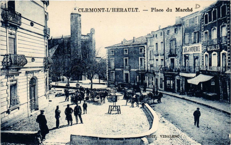 Carte postale ancienne Clermont-l'Herault Place du Marché à Clermont-l'Hérault