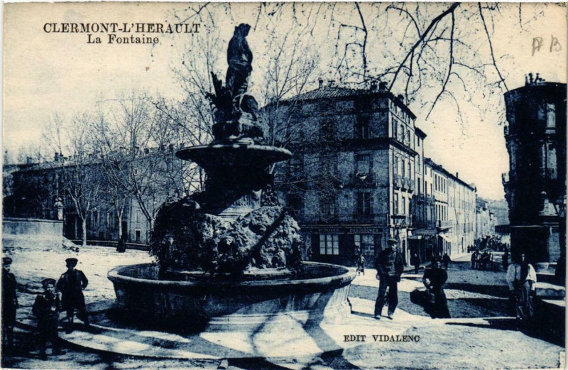 Carte postale ancienne Clermont-l'Herault La Fontaine à Clermont-l'Hérault