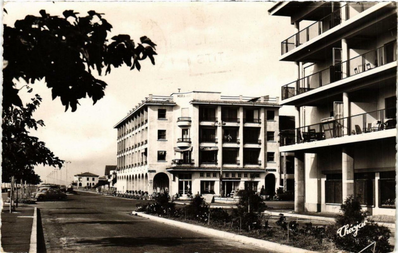 Carte postale ancienne Valras-la-Plage Le Boulevard et l'Hotel Miramar