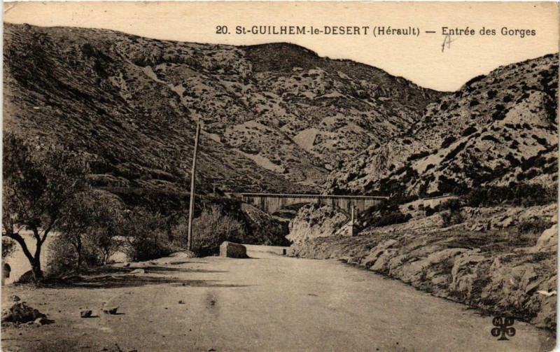 Carte postale ancienne Saint-Guilhem-le-Desert entrée des Gorges à Saint-Guilhem-le-Désert