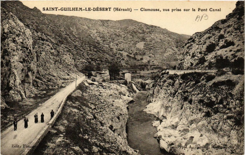 Carte postale ancienne Saint-Guilhem-le-Desert Clamouse vue prise sur le Pont Canal à Saint-Guilhem-le-Désert