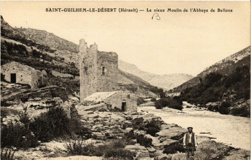 Carte postale ancienne Saint-Guilhem-le-Desert Le vieux Moulin de l'Abbaye à Saint-Guilhem-le-Désert