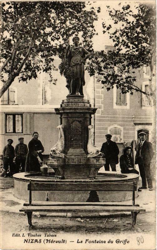 Carte postale ancienne Nizas La Fontaine du Griffe à Nizas