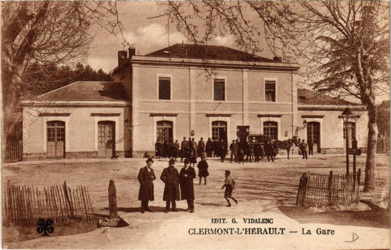 Carte postale ancienne Clermont-l'Herault La Gare à Clermont-l'Hérault