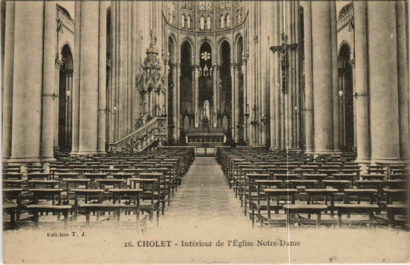 Carte postale ancienne Cholet Interieur de l'Eglise Notre-Dame à Cholet