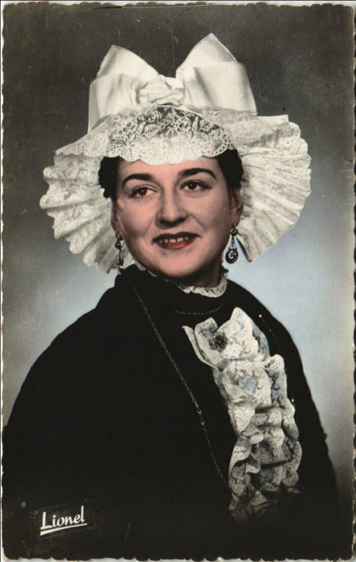 Carte postale ancienne Angers Une Jolie Coiffe Angevine à Angers