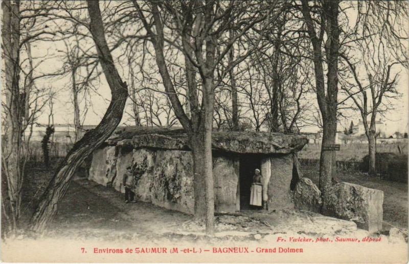 Carte postale ancienne Environs de Saumur Bagneux Dgrand Dolmer à Saumur