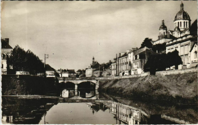 Carte postale ancienne Segre L'Oudon et la Madeleine