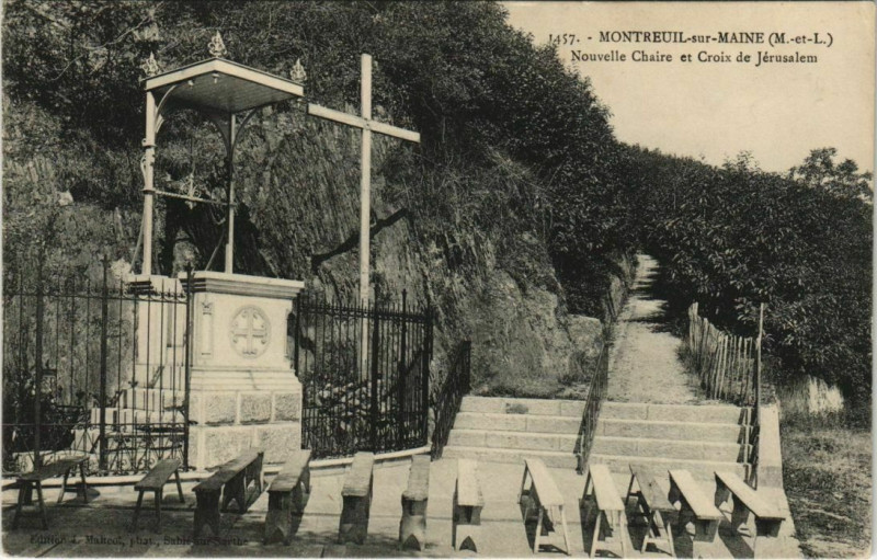 Carte postale ancienne Montreuil-sur-Maine Nouvelle Chaire et Croix de Jérusalem à Montreuil-sur-Maine