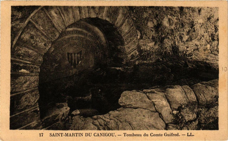 Carte postale ancienne Saint-Martin-du-Canigou Tombeau du Comte Guifred