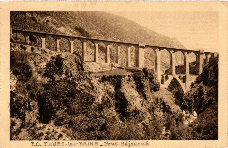 Carte postale ancienne Thues-les-Bains Pont Sejourné à Ur