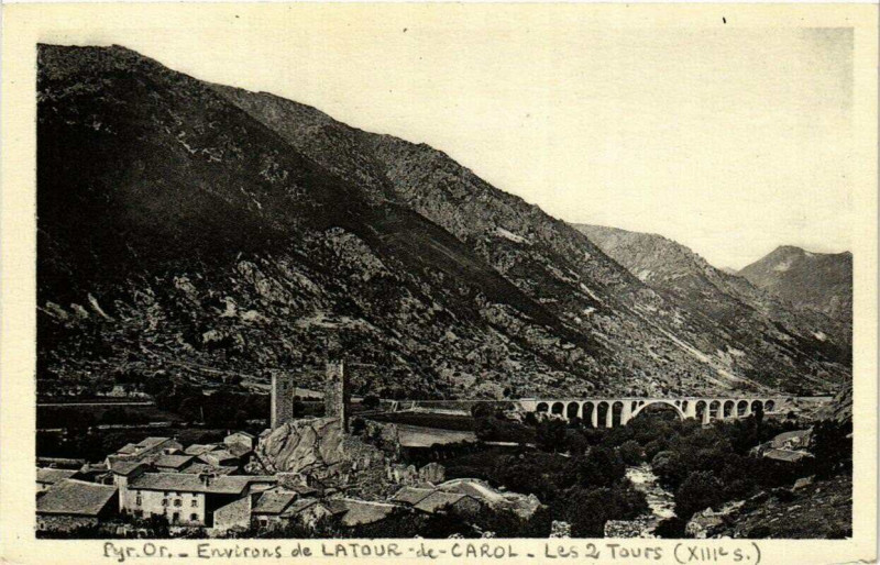 Carte postale ancienne Env. de La Tour-de-Carol Les Tours à Ur