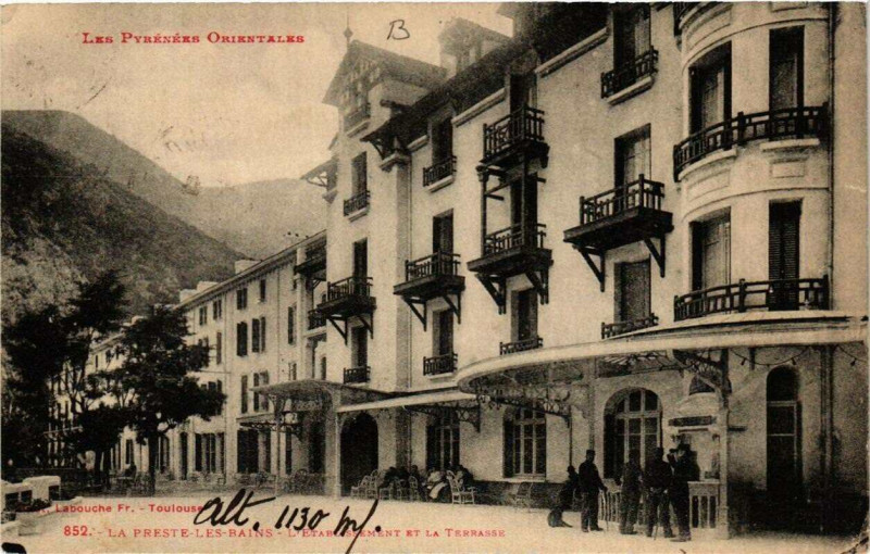 Carte postale ancienne La Preste-les-Bains L'Etabl. et la Terrasse à Err