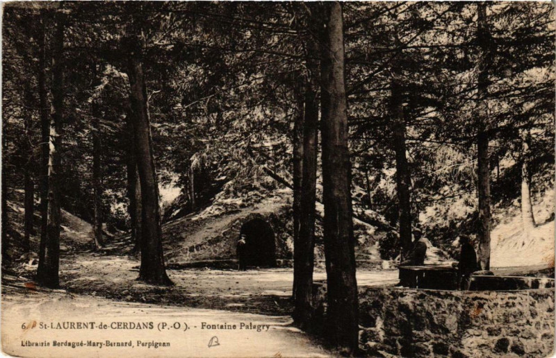 Carte postale ancienne Saint-Laurent-de-Cerdans Fontaine Palagry à Saint-Laurent-de-Cerdans
