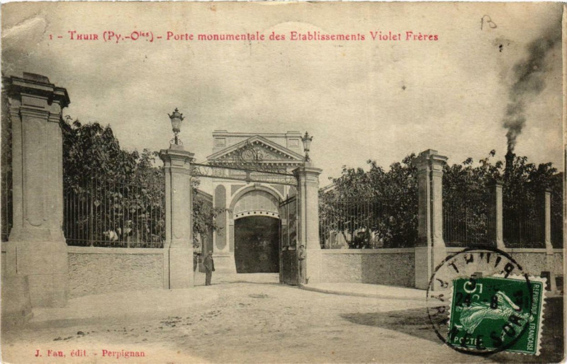 Carte postale ancienne Thuir Porte monumentale des Etabl. Violet F à Thuir