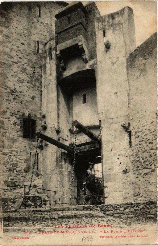 Carte postale ancienne Prats-de-Mollo La Porte d'Espagne à Llo