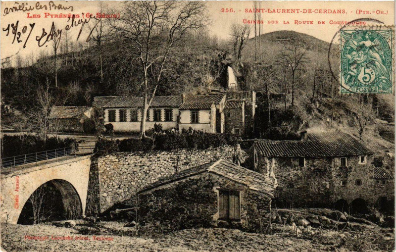 Carte postale ancienne Saint-Laurent-de-Cerdans Usines sur la Route à Saint-Laurent-de-Cerdans