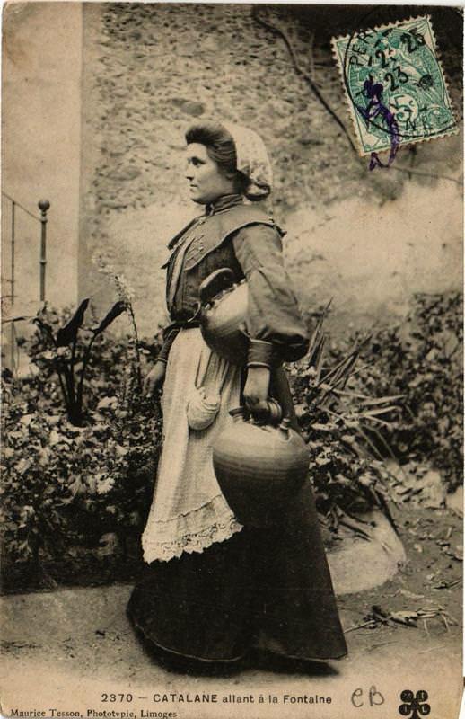 Carte postale ancienne Catalane allant a la Fontaine