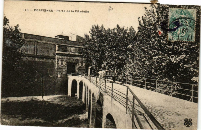 Carte postale ancienne Perpignan Porte de la Citadelle à Perpignan