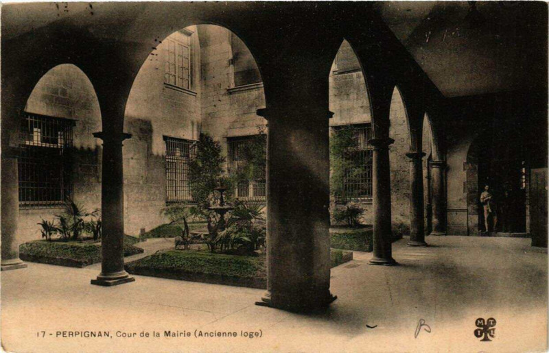 Carte postale ancienne Perpignan Cour de la Mairie à Perpignan