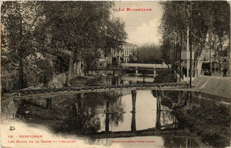 Carte postale ancienne Perpignan Les Bords de la Basse et l'Alcazar à Perpignan
