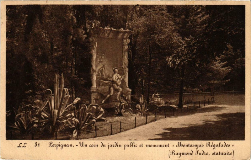 Carte postale ancienne Perpignan Un coin du jardin public et monument à Perpignan